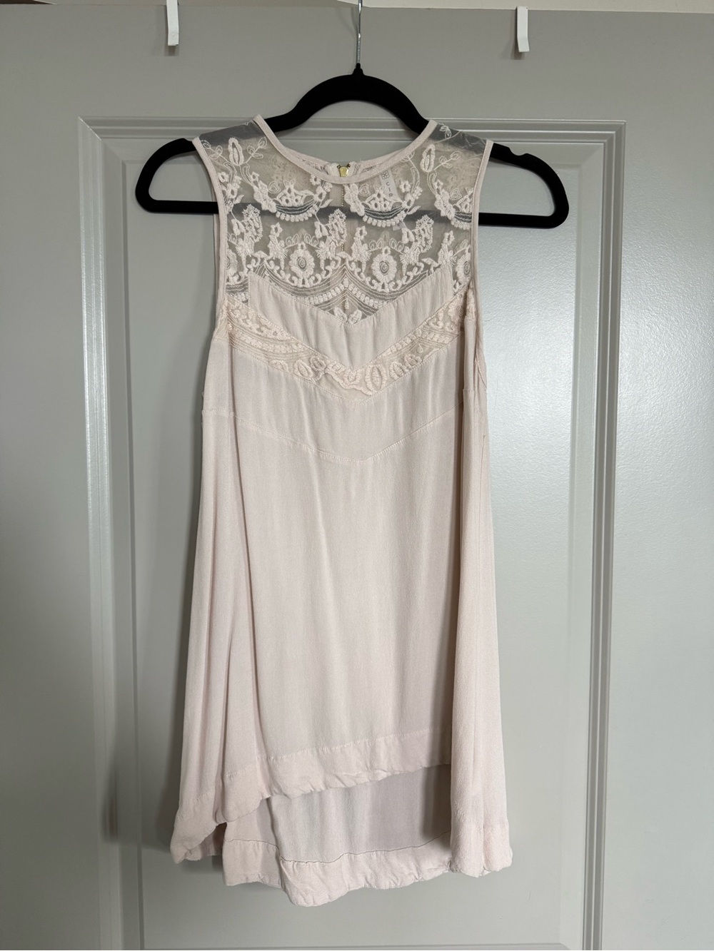 Sleeveless lace detailed top
